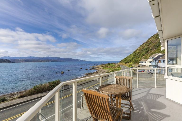 Photo of property in 2/420 Queens Drive, Lyall Bay, Wellington, 6022