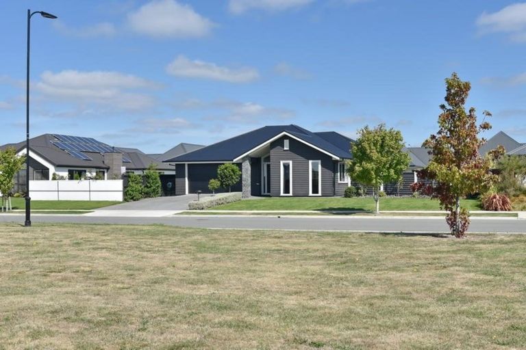Photo of property in 32 Watkins Drive, Rangiora, 7400
