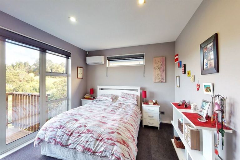 Photo of property in 94 Lake Panorama Drive, Henderson Valley, Auckland, 0612