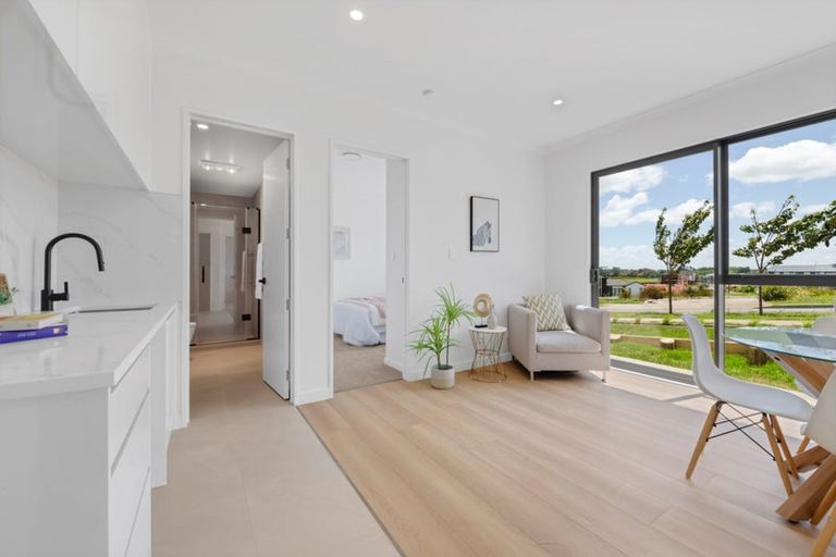 Photo of property in 14 Parkmore Drive, Rosehill, Papakura, 2113