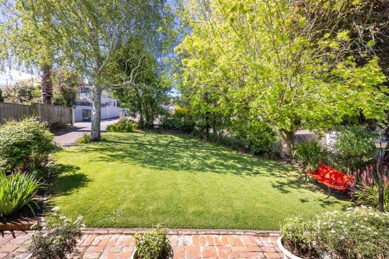 Photo of property in 2 Cobden Crescent, Bluff Hill, Napier, 4110