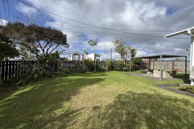 Photo of property in 2 Thomas Rea Place, Te Atatu South, Auckland, 0610