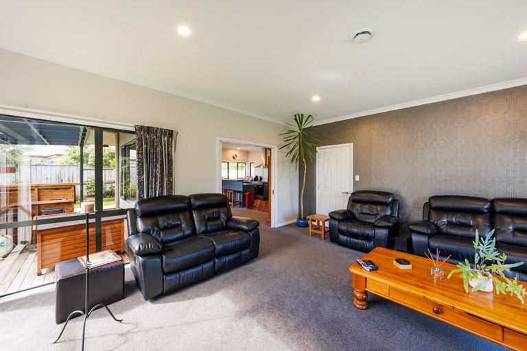 Photo of property in 15 Silkwood Place, Fitzherbert, Palmerston North, 4410