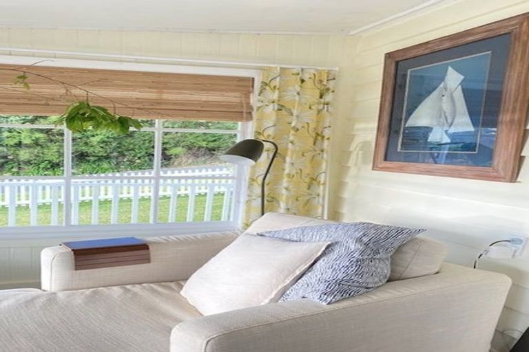 Photo of property in 13 Robertson Street, Russell, 0202