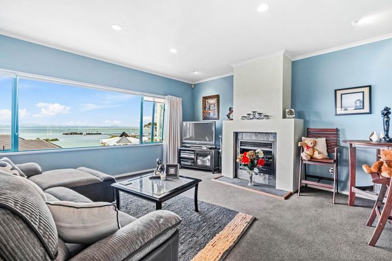 Photo of property in 22 Marguerita Place, West Harbour, Auckland, 0618