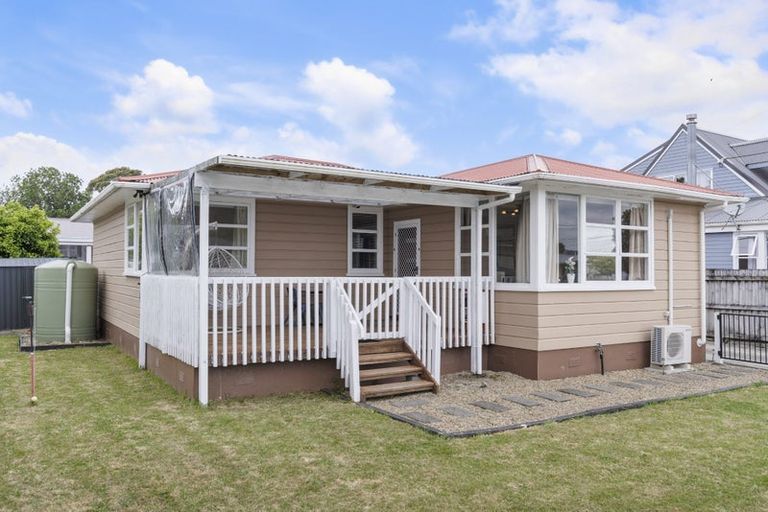 Photo of property in 33 Cobham Crescent, Kelston, Auckland, 0602