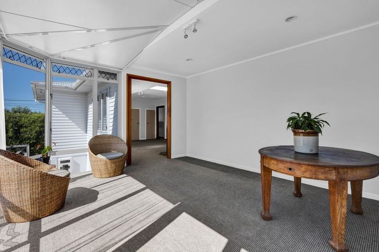 Photo of property in 10 York Crescent, Westown, New Plymouth, 4310