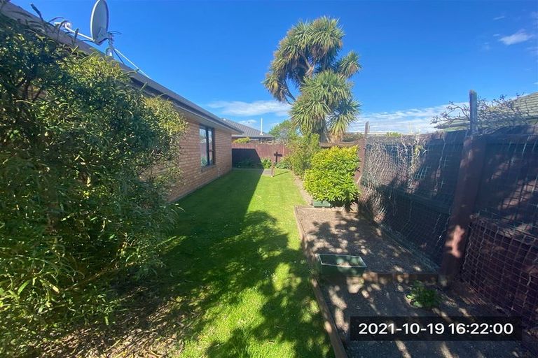 Photo of property in 2/5 Hibiscus Place, Redwood, Christchurch, 8051