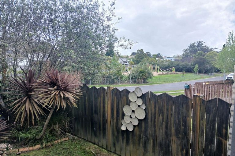 Photo of property in 3 Buisson Glade, West Harbour, Auckland, 0618