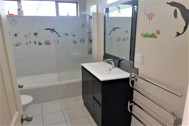 Photo of property in 2 Lockington Avenue, Henderson, Auckland, 0612