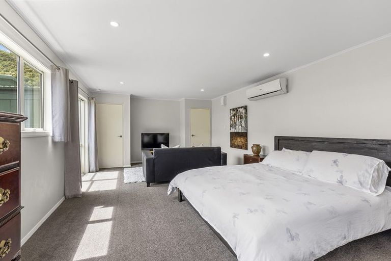 Photo of property in 11 Wilmshurst Place, Tawa, Wellington, 5028