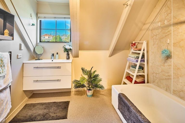 Photo of property in 6 Cleat Street, Whitby, Porirua, 5024