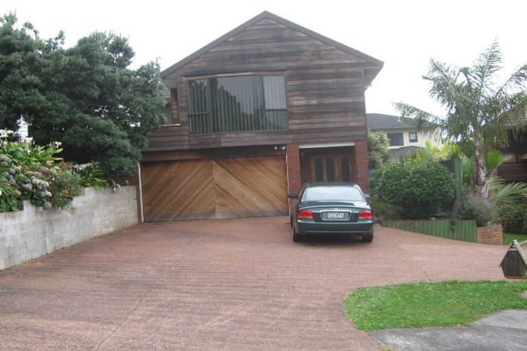 Photo of property in 1/30 Holdaway Avenue, Northcote, Auckland, 0627