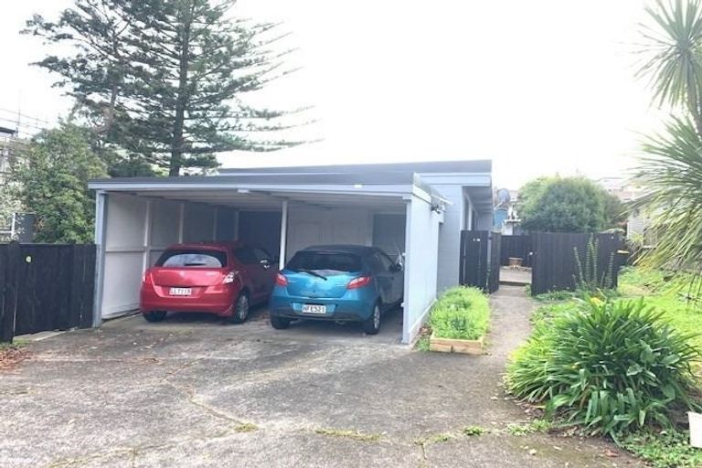 Photo of property in 1/29 Camelot Place, Glenfield, Auckland, 0629