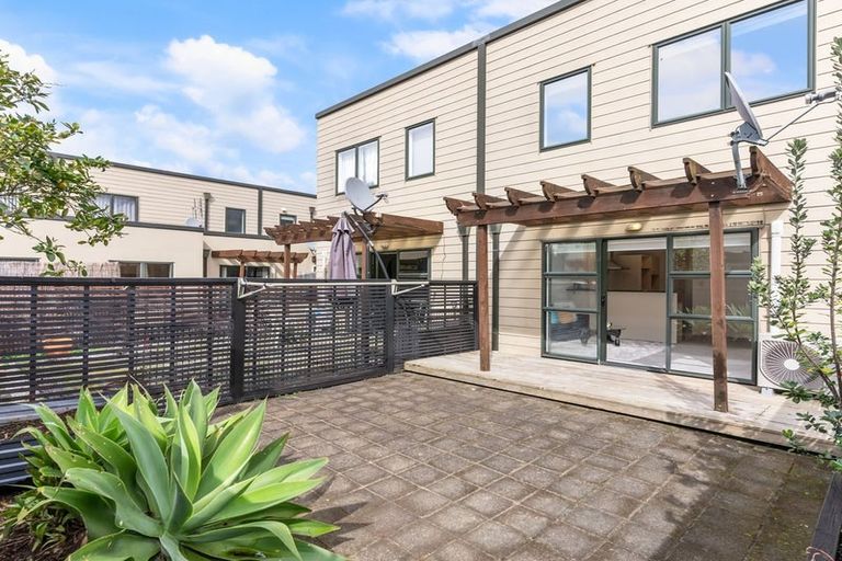 Photo of property in 6/15 Harbour View Road, Te Atatu Peninsula, Auckland, 0610