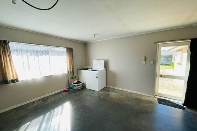 Photo of property in 15 Newbegin Place, Weymouth, Auckland, 2103
