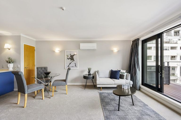 Photo of property in Endeavour Apartments, 21/125 Thorndon Quay, Pipitea, Wellington, 6011