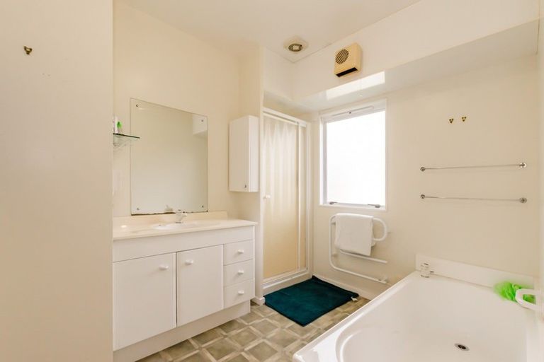 Photo of property in 130 Field Way, Waikanae Beach, Waikanae, 5036