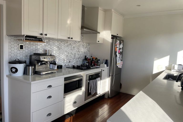 Photo of property in 28 Harbour View Road, Te Atatu Peninsula, Auckland, 0610