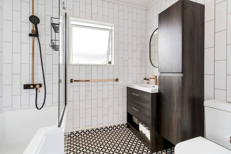 Photo of property in 2/2 Hatherley Place, Clendon Park, Auckland, 2103