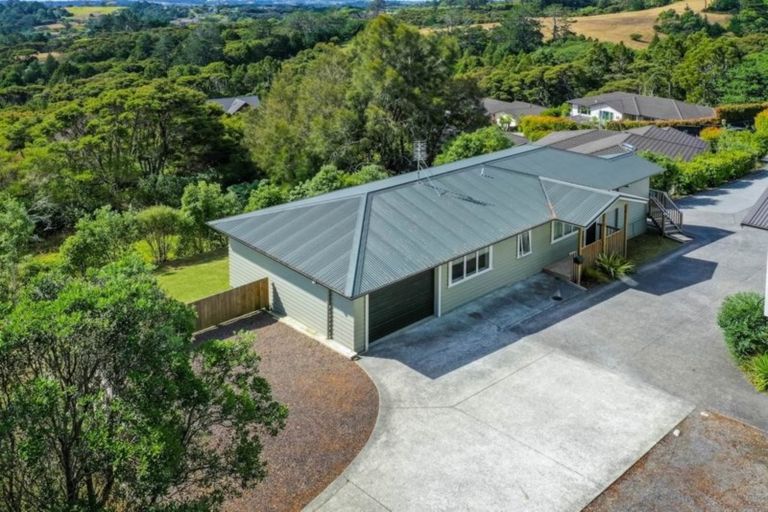 Photo of property in 4a Viridian Lane, Greenhithe, Auckland, 0632