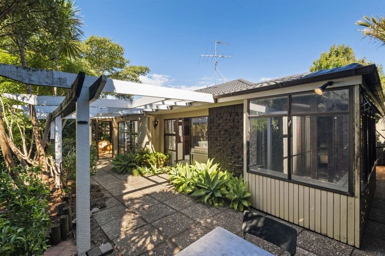 Photo of property in 10 Portsea Place, Chatswood, Auckland, 0626