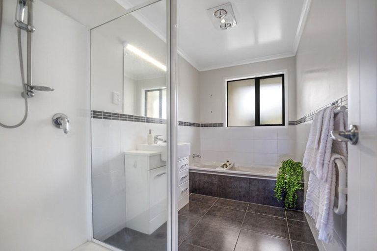 Photo of property in 2 Carex Close, Pyes Pa, Tauranga, 3112