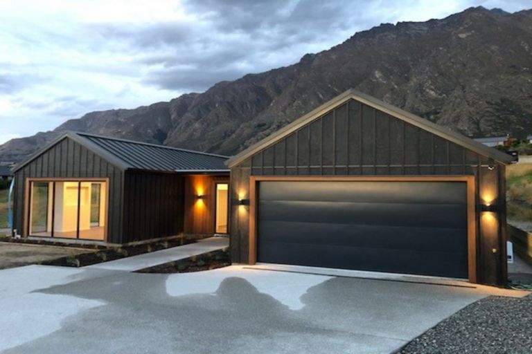 Photo of property in 16 Kinross Lane, Jacks Point, Queenstown, 9371