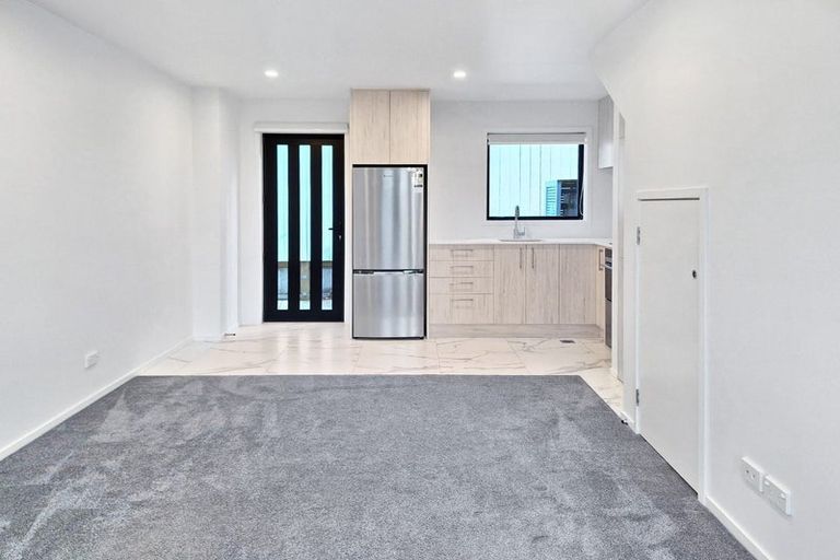 Photo of property in 5/2 Jadewynn Drive, Massey, Auckland, 0614