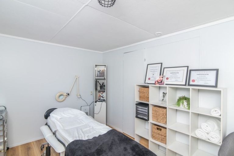 Photo of property in 3 Freyberg Crescent, Waikanae Beach, Waikanae, 5036