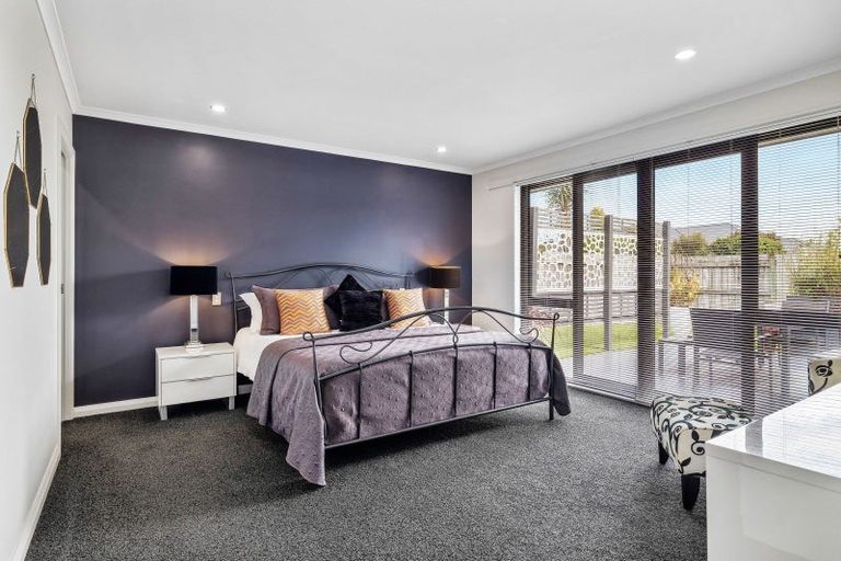 Photo of property in 3 Saint Heliers Grove, Fitzherbert, Palmerston North, 4410