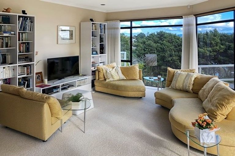 Photo of property in 9 Poaka Place, Beach Haven, Auckland, 0626
