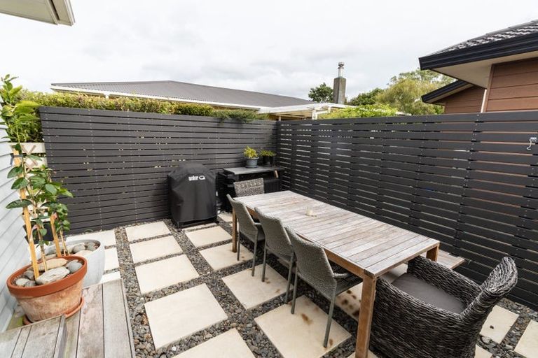 Photo of property in 9 Pinkerton Grove, Newlands, Wellington, 6037