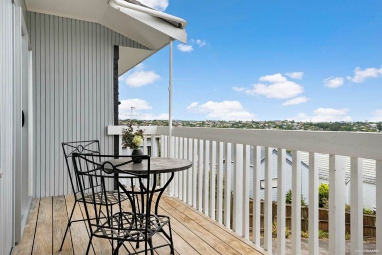 Photo of property in 1/11 Lynngate Place, Hillcrest, Auckland, 0627