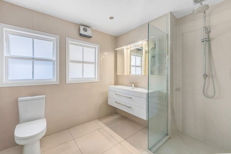 Photo of property in 2 King Richard Place, Browns Bay, Auckland, 0630