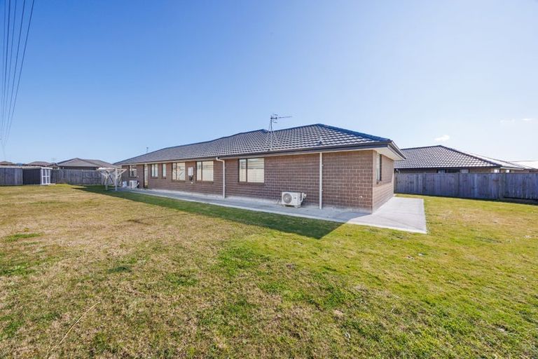 Photo of property in 26 Sardinia Grove, Fitzherbert, Palmerston North, 4410