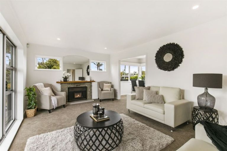 Photo of property in 14 Taupo Street, Green Bay, Auckland, 0604