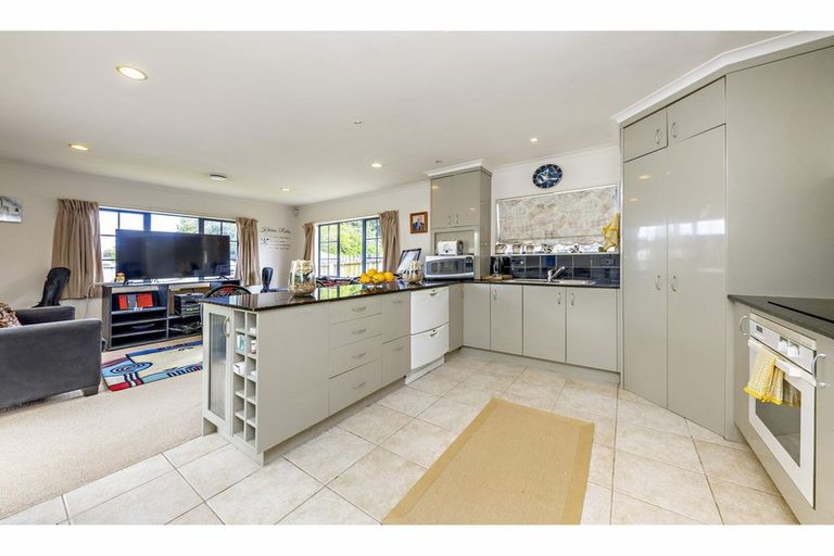 Photo of property in 11 Glenveagh Park Drive, Weymouth, Auckland, 2103