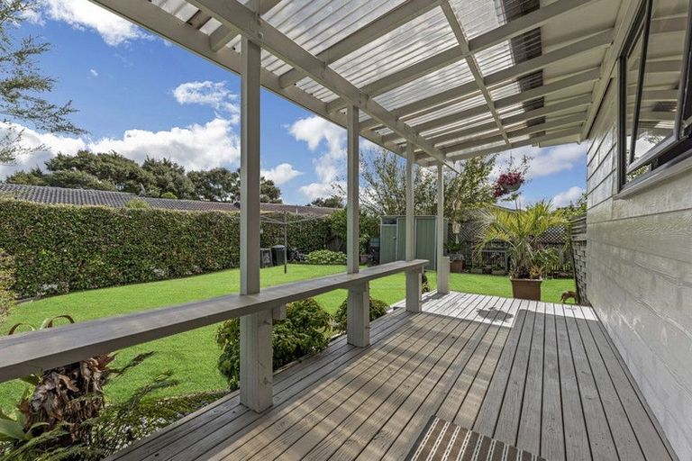 Photo of property in 18 Denver Avenue, Sunnyvale, Auckland, 0612