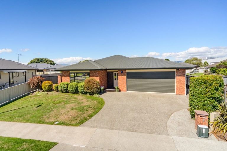 Photo of property in 18 Daniel Place, Kelvin Grove, Palmerston North, 4414