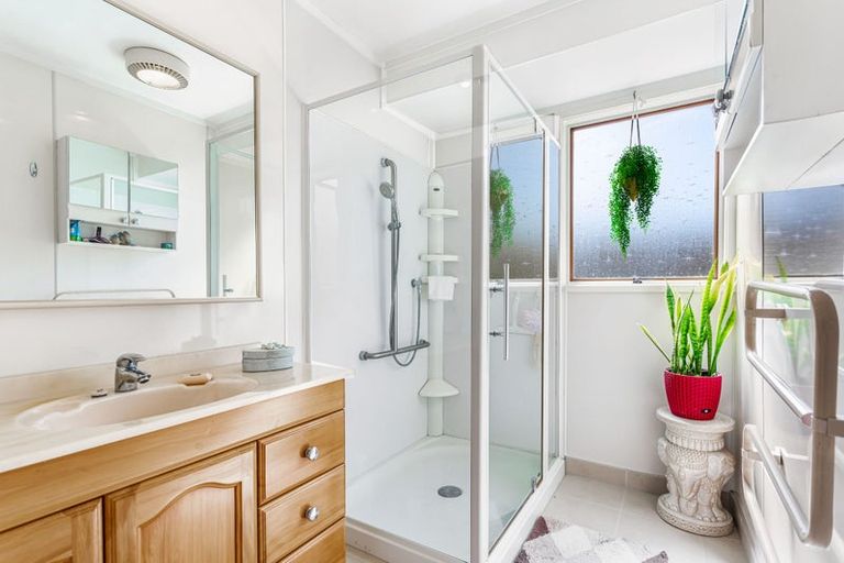 Photo of property in 11 Newland Grove, Henderson, Auckland, 0610