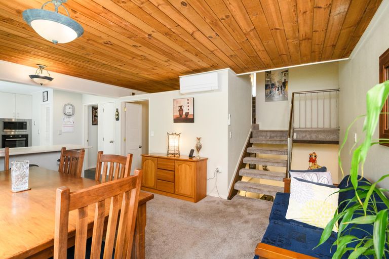 Photo of property in 43 Springdale Grove, Fitzherbert, Palmerston North, 4410