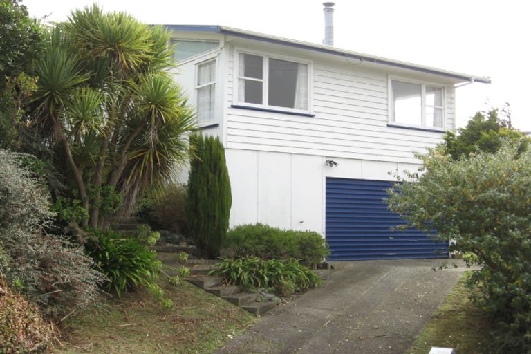 Photo of property in 9 Alwyn Place, Newlands, Wellington, 6037