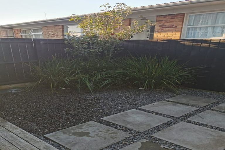 Photo of property in 4/30 West Coast Road, Glen Eden, Auckland, 0602