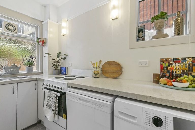 Photo of property in Inverleith Apartments, 1/306 Oriental Parade, Oriental Bay, Wellington, 6011