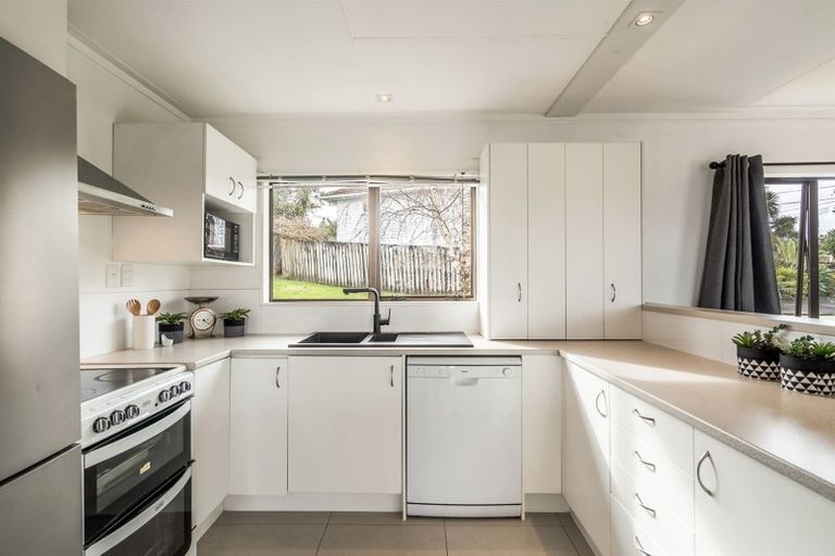 Photo of property in 2/7 Matipo Road, Te Atatu Peninsula, Auckland, 0610