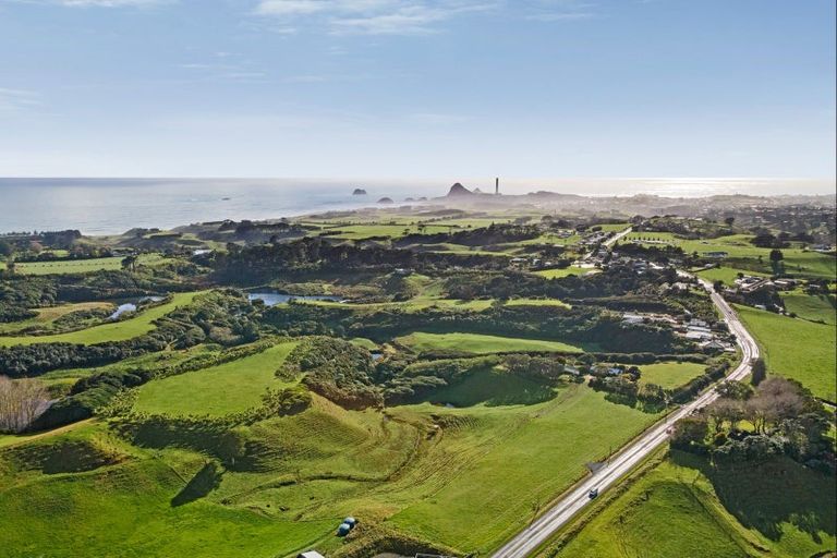 Photo of property in 568 South Road, Omata, New Plymouth, 4374