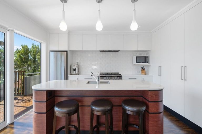 Photo of property in 19 Alberta Road, Glen Avon, New Plymouth, 4312