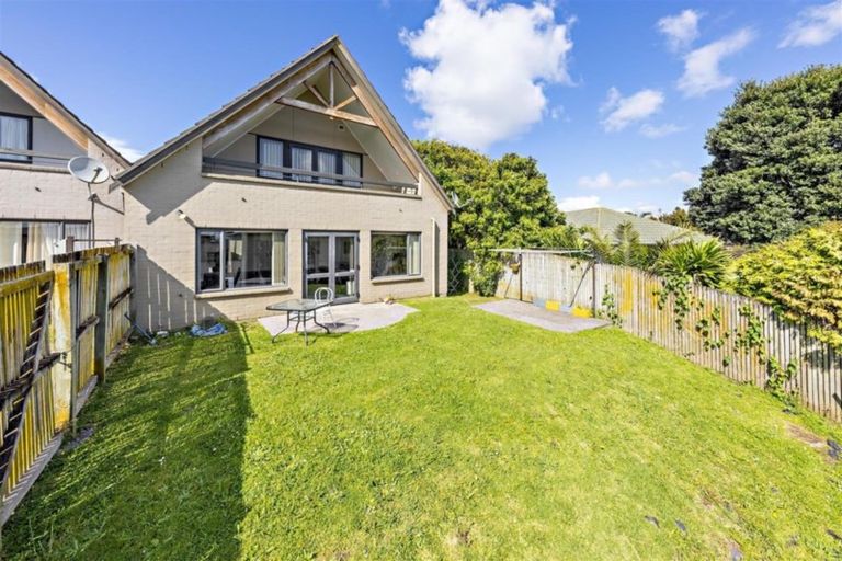 Photo of property in 44 Earnslaw Crescent, Clover Park, Auckland, 2019