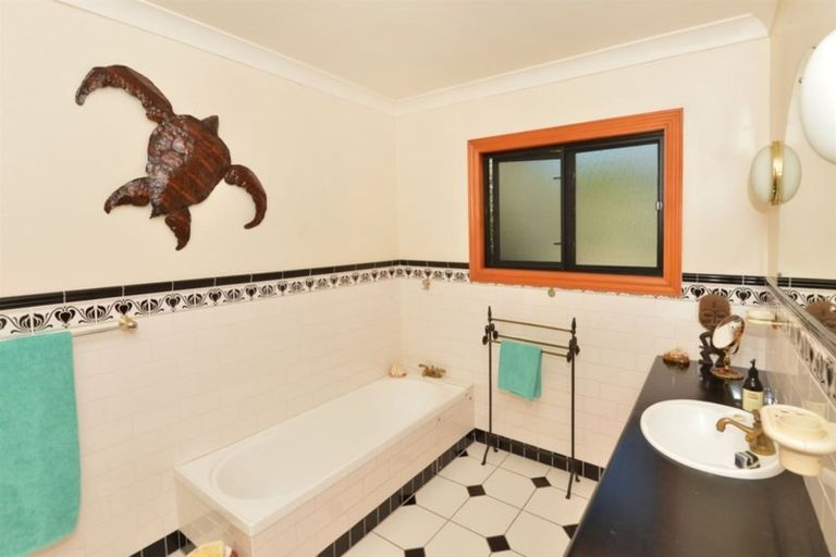 Photo of property in 60 Owhiwa Road, Parua Bay, Onerahi, 0192